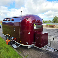 Camion de restauration rapide commercial pour la vente de crêpes, avec station à hot-dogs, bonbons et bière, idéal pour les commerces alimentaires en extérieur