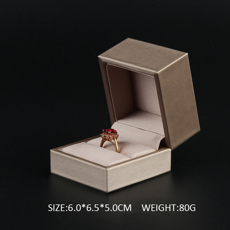 Caja de anillo de oro