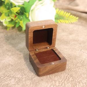 木製収納ボックス カスタムリングケース 名入れ 婚約指輪 ウッド製結婚指輪ディスプレイ 記念日ギフト ジュエリー包装箱 - Product Image 3