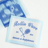 Étiquettes tissées sur mesure en polyester haute densité, à motif clair, pour vêtements, avec logo personnalisé, faible MOQ, en rouleau, écologiques