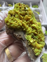 Cristal d'autunite vert fluorescent naturellement présent, bloc minéral de forme cubique, provenant de l'extraction locale du Hunan, collection de spécimens