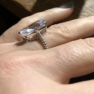 Anello di Fidanzamento F255 per Donna in Oro Bianco con Diamante Taglio Radiant Colore D Stile Classico - Product Image 4