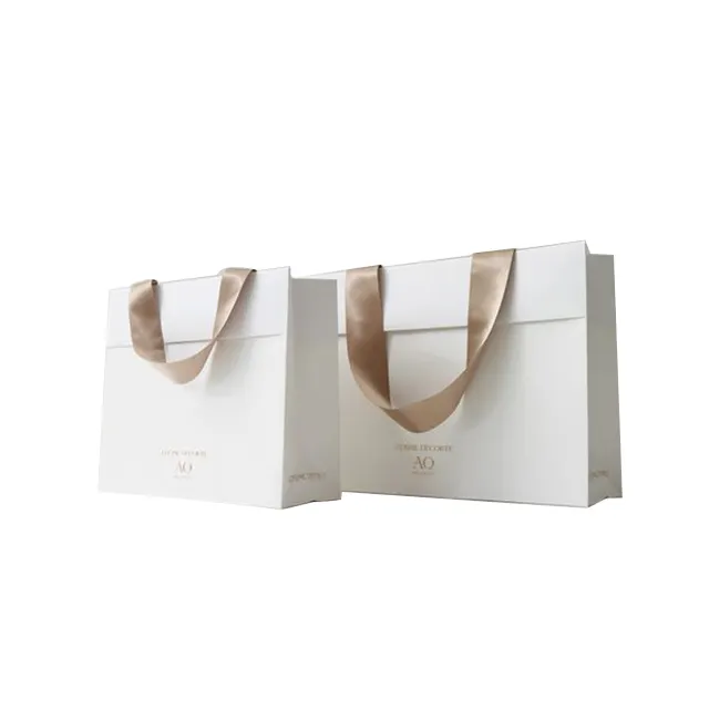 Manico in nastro di lusso bianco boutique shopping packaging sacchetto di carta artistica sacchetti regalo in carta con logo stampato personalizzato