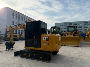 รถขุดตีนตะขาบขนาดเล็ก CAT 305.5E2 มือสองจากญี่ปุ่นแท้ น้ำหนัก 5 ตัน พร้อมห้องโดยสารแบบปิดและใบมีดดันดิน - Product Image 1