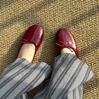 Chaussures plates pour femmes 2026 en cuir de vachette plissé blanc laiteux, avec surpiqûres centrales et lacets élastiques, style décontracté polyvalent