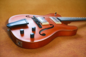 <span class=keywords><strong>Guitarra</strong></span> Eléctrica Yunzhi Archtop, Hecha a Mano, Tapa de Abeto Macizo Tallada, Diapasón de Ébano, Fondo/Lados de Arce Flameado, Cuerpo Hueco, S/H - Product Image 2