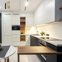 Ensemble d'armoires de cuisine modernes blanches brillantes avec comptoirs en marbre/laminé/résine, îlots de cuisine complets