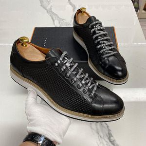 Los zapatos de cuero hechos a mano se venden bien en primavera y otoño. Esta serie de zapatos casuales de cuero para hombre presenta cordones y detalles que realzan el estilo. - Product Image 4
