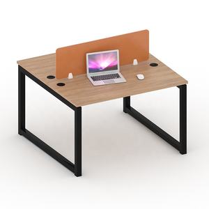 <span class=keywords><strong>Dos</strong></span> <span class=keywords><strong>personas</strong></span> se sientan una frente a la otra <span class=keywords><strong>en</strong></span> ambos lados del <span class=keywords><strong>escritorio</strong></span> del personal Marco de <span class=keywords><strong>escritorio</strong></span> de hierro de metal Estación DE TRABAJO Marco de <span class=keywords><strong>escritorio</strong></span> Pata de mesa de metal - Product Image 2