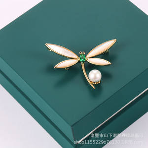 Broches élégantes au tempérament raffiné, incrustées de perles d'eau douce et de zircon avec une libellule en coquillage, bijoux en gros pour robe et manteau - Product Image 4