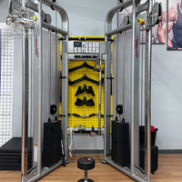 Panneau mural perforé pour rangement et présentation d'équipements de fitness à domicile : bandes de résistance et haltères