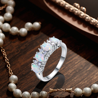 Meilleures ventes Bagues en laiton opale blanche opale de feu rose pour femmes Nouveau design Bijoux de mode classiques Pierres précieuses Prix de gros
