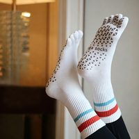 Chaussettes de yoga à 5 doigts rayées en gros, chaussettes de Pilates avec grip antidérapant en PVC, couleurs assorties pour femmes
