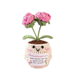 Bambola Decorativa a Forma di Pianta in Vaso Lavorata all'Uncinetto con Fiori Artificiali e Foglie Verdi che Trasmettono Energia Positiva - Product Image 5
