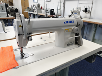 Machine à coudre industrielle à point droit Jukis 8100E d'occasion en bon état