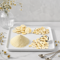 Grote hoeveelheden semi-soft gevriesdroogde bananenplakjes, natuurlijke gezonde fruitsnacks zonder toegevoegde suiker, bananenchips.