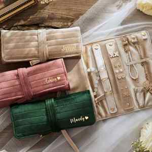 Estuche de Terciopelo Personalizado con Monograma, Plegable, para Joyas de Viaje - Almacenamiento Estético para Anillos y Pendientes - Product Image 1