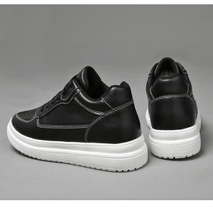Chaussures en cuir blanches minimalistes avec logo personnalisé, chaussures de mariage pour hommes, baskets décontractées, chaussures élévatrices invisibles augmentant la taille, style de marche - Product Image 4