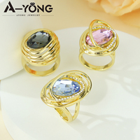 Bague de cocktail pour femme en laiton plaqué or 14 carats, style mode italienne, avec pierre de couleur exquise en cristal aigue-marine et grande pierre