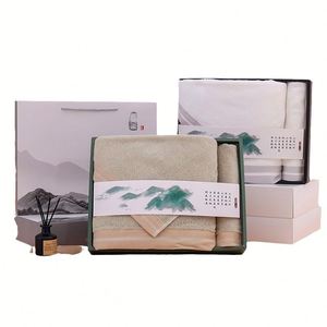 Juego de Toallas de Baño de Tres Piezas de Color Sólido en Caja de Regalo de Algodón Puro Personalizable y Absorbente - Product Image 1
