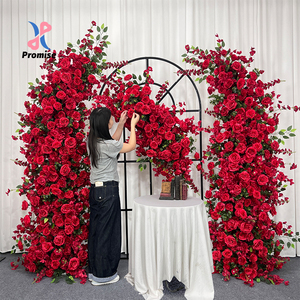 Arco di Fiori Artificiali in Seta Rossa Squisita per Decorazioni di Celebrazioni Festive e Scenografie Nuziali - Product Image 1