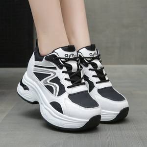 Dropshipping Chaussures décontractées confortables pour femmes, Nouveauté 2025, avec logo personnalisé, à talons compensés et plateforme épaisse, style baskets - Product Image 1