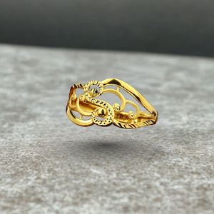 Anillo de Oro Moderno de 22K para Mujer |   Patrón de Remolino Artístico |   Joyería de Oro Ligera para Uso Diario para Niñas y Mujeres - Product Image 1
