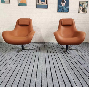 Poltrona Giratória Estofada em Couro Sintético Preto da Marca GQ com Design Moderno e Estrutura em Fibra de Vidro para Escritório e Sala de Estar - Product Image 1