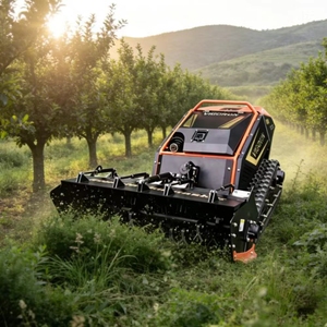 Tondeuse à fléaux télécommandée certifiée Euro5 EPA, largeur de coupe 1000 mm, avec lame à neige interchangeable et accessoire broyeur forestier - Product Image 1