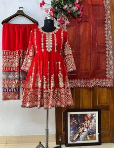 Georgette de imitación pesada con trabajo de secuencia de bordado pesado con trabajo hecho a mano de espejo real con menos borde con manga completa - Product Image 4