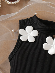 Completo Estivo Due Pezzi per Bambina 2026: Top Senza Maniche con Fiori Neri e Gonna Plissettata Bianca - Product Image 4