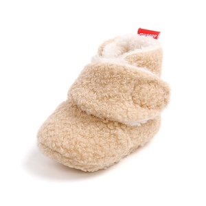 批发冬季厚绒保暖短靴新生儿婴儿地板拖鞋鞋袜 - Product Image 6