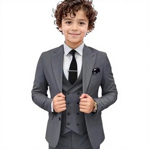 Costume de mariage 3 pièces sur mesure élégant et de haute qualité pour homme, coupe ajustée, style italien, en laine coupe-vent, col cranté, pour occasions formelles - Product Image 5