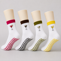 Vente en gros de chaussettes de cocktail blanches personnalisées brodées, chaussettes antidérapantes en coton pour femmes, chaussettes de pilates