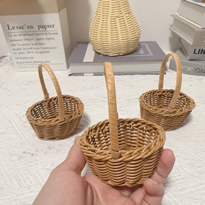 Panier mural portable en plastique tressé imitation rotin, style pastoral, <span class=keywords><strong>pour</strong></span> <span class=keywords><strong>jouets</strong></span>, arrangements floraux et rangement de fruits - Product Image 1