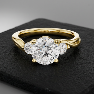แหวนหมั้นเพชรทรงกลมเจียระไน E VVS2 รับรองโดย IGI ทอง 14K ชุบทองคำแท้ ประดับเพชรเลี้ยงในห้องปฏิบัติการสามเม็ด ดีไซน์หรูหราแบบ Bypass Swirl สำหรับทั้งชายและหญิง - Product Image 3