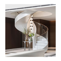 Escalier d'intérieur incurvé moderne de haute qualité Marbre/Bois Marches Escaliers intérieurs en colimaçon avec garde-corps à barre ronde