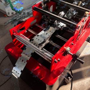 Machine de profilage à froid à double rangée CU CW entièrement automatique contrôlée par PLC avec pompe moteur pour la production de profilés Omega et de rails - Product Image 4