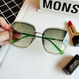 Lunettes de soleil de luxe 2025 sans monture à verres dégradés, style œil de chat surdimensionné pour femme - Product Image 3