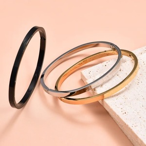 Bracelet jonc géométrique lisse en acier inoxydable étanche pour un style neutre et tendance – Idéal comme cadeau de bijoux - Product Image 1