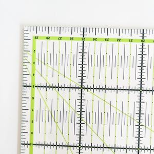 厂家直销防滑塑料透明2.5毫米厚30厘米方形拼布缝纫尺，适合DIY时尚设计缝纫爱好者 - Product Image 2