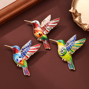 Broche en alliage plaqué motif drapeau national et colibri, pour la Fête de l'Indépendance et l'événement sportif de football, pour femme - Product Image 2