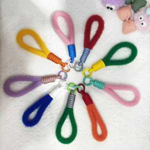 En gros, Cordon de poignet en peluche coloré et durable pour téléphone portable, porte-clés et accessoires de mode - Product Image 1