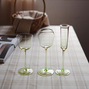 Gobelet en verre de cristal moderne et ancien soufflé à <span class=keywords><strong>la</strong></span> main pour le vin et pour <span class=keywords><strong>la</strong></span> dégustation de champagne Options de couleur rouge et verte de grande valeur - Product Image 3