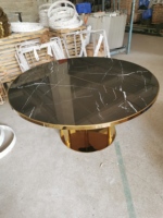 Table à manger moderne de luxe léger en pierre frittée brillante avec pieds en acier inoxydable doré poli pour la maison et les restaurants