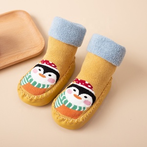 Chaussettes-chaussons d'hiver épaisses en tissu éponge antidérapantes pour bébés et tout-petits avec picots pour enfants - Vente en gros - Product Image 4