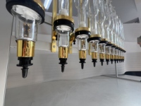 Dernière machine de remplissage de liquide de distributeur d'huile essentielle de parfum de bureau à montage mural 6 12 bouteilles 375ml 500ml personnalisées pour barre de parfum