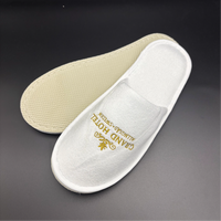 Fournitures d'articles de toilette pour hôtel et spa classiques, logo brodé personnalisé, vente en gros, pantoufles jetables à bout fermé pour la saison hivernale, velours