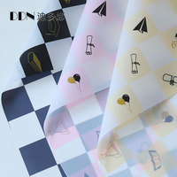 Kertas pembungkus motif topi wisuda tahan air untuk musim wisuda, cocok untuk membungkus buket.