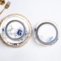 Service d'assiettes de luxe en porcelaine fine bleue et blanche avec bord doré, plusieurs tailles disponibles, assiettes de présentation, assiettes à salade et assiettes à pain pour mariages, hôtels et banquets